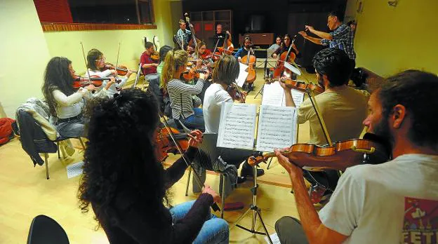 Preparación. Los músicos de la Orquesta Andrés Egiguren ensayaron ayer en el Complejo Educativo.
