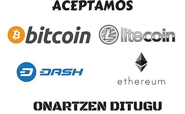 Detalle del cartel donde se aceptaban las criptomonedas.