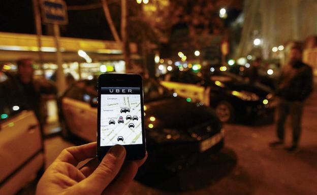 Competencia rechaza los nuevos requisitos de Fomento para Uber y Cabify 