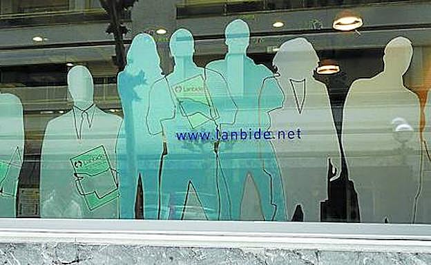 Una oficina de Lanbide, donde los detenidos, ya en libertad con cargos, tramitaban de forma irregular ayudas sociales de RGI. 