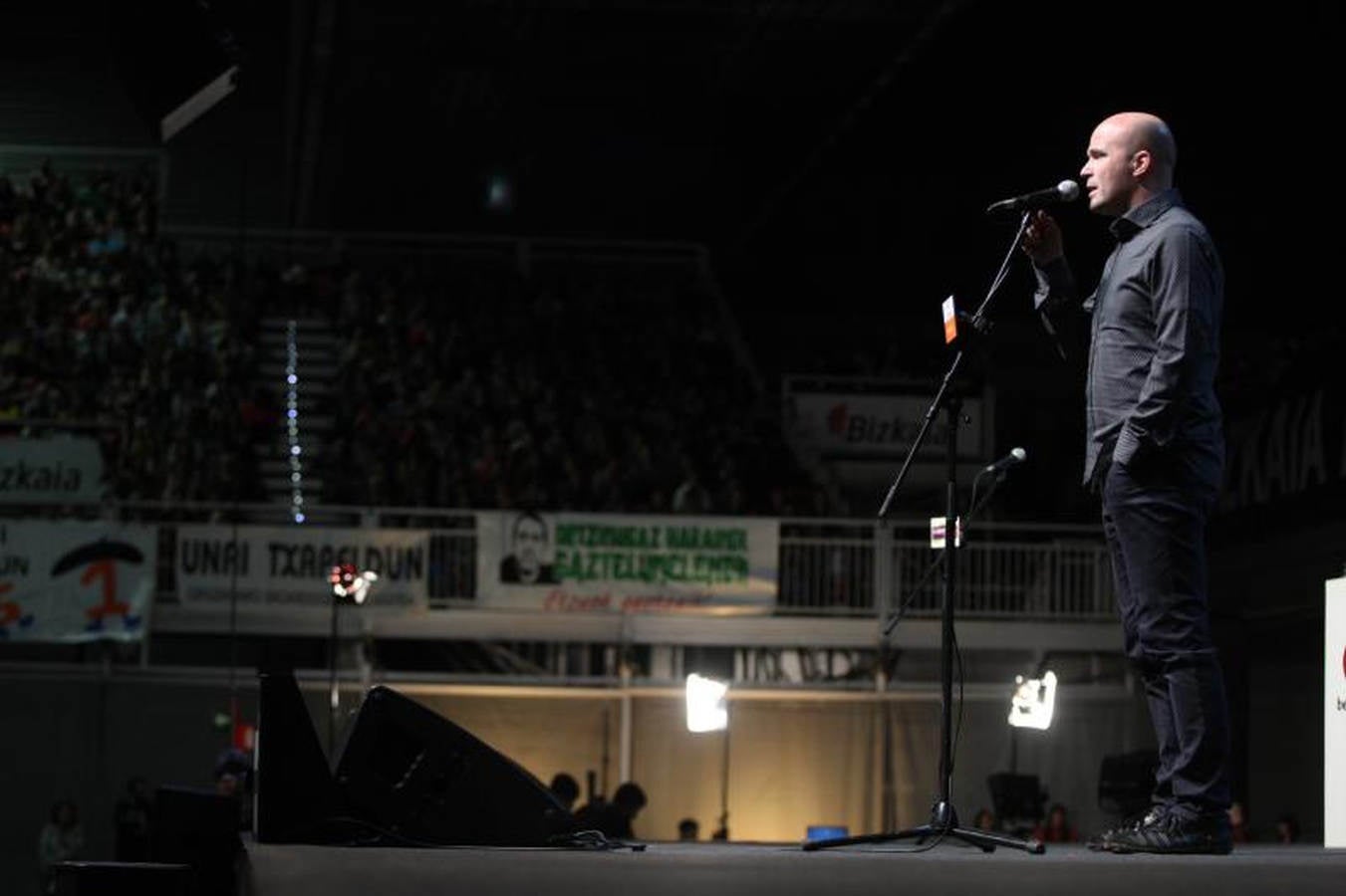 Bertsolari Txapelketa Nagusiko finala ari dira jokatzen Barakaldoko BECen.