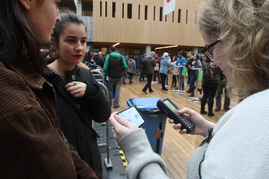 Bertsolari Txapelketa Nagusiko finala ari dira jokatzen Barakaldoko BECen.