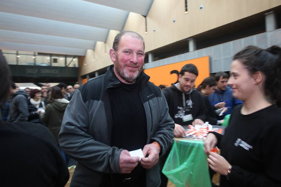 Bertsolari Txapelketa Nagusiko finala ari dira jokatzen Barakaldoko BECen.