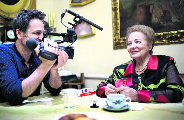 Gustavo Salmerón graba a su madre Julita, la estrella de una familia bien venida a menos, en 'Muchos hijos, un mono y un castillo'.