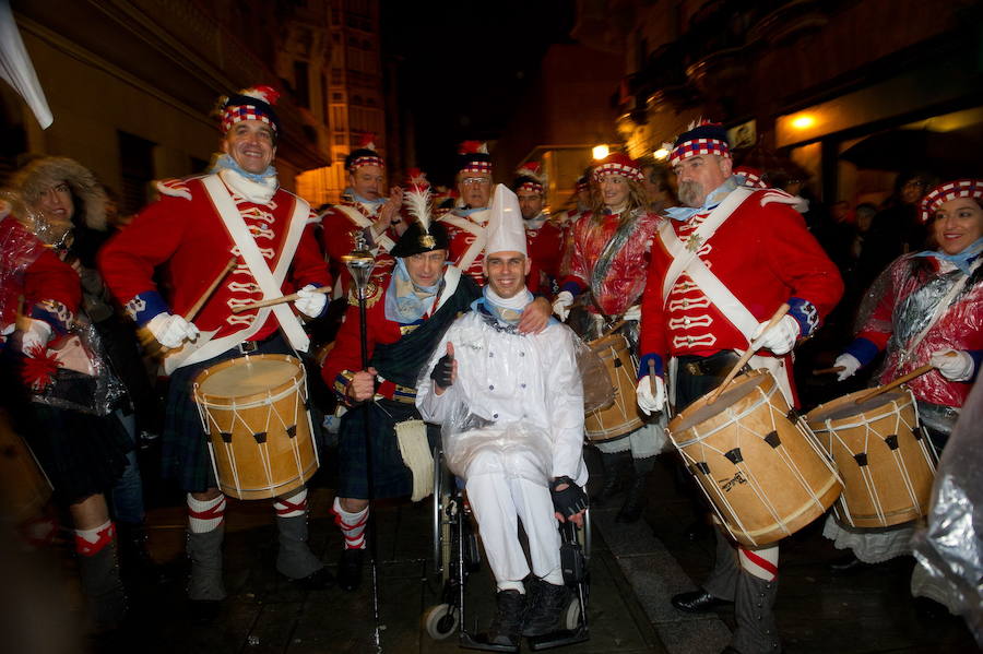 Richard Oribe fue el encargado de izar la bandera de la Tamborrada de La Espiga la madrugada del 20 de enero de 2013.