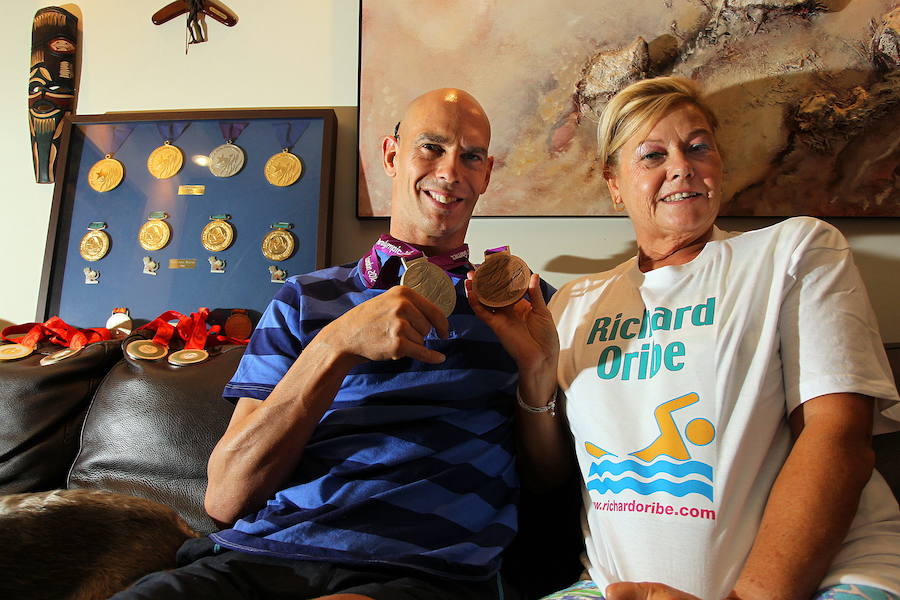 Richard Oribe posa junto a su madre Rosa con las dos medallas conseguidas en los Juegos Paralímpicos de Londres 2012