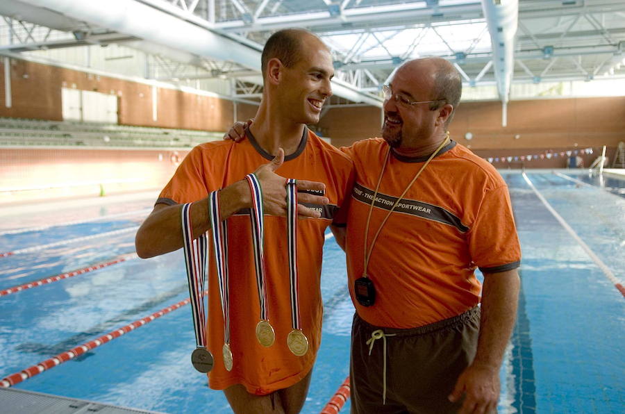 Richard Oribe posa junto a su entrenador, Javier de Aymerich, con las tres medallas de oro y una de plata obtenidas en el Campeonato Mundial de Natación celebrado en Durban (Sudáfrica) en 2006.