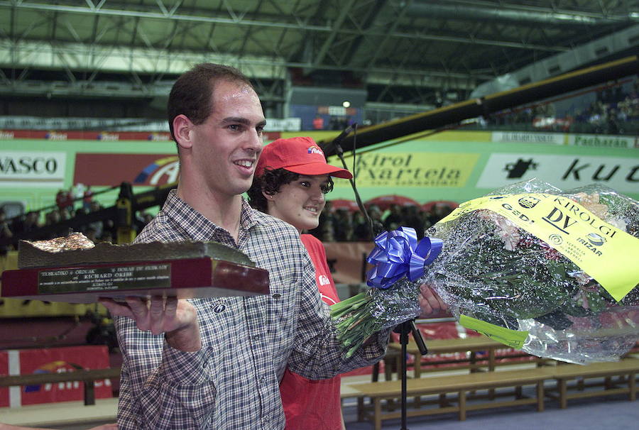 Richard Oribe recibe un homenaje en el Velódromo de Anoeta por su participación en los Juegos Paralímpicos de Sídney.