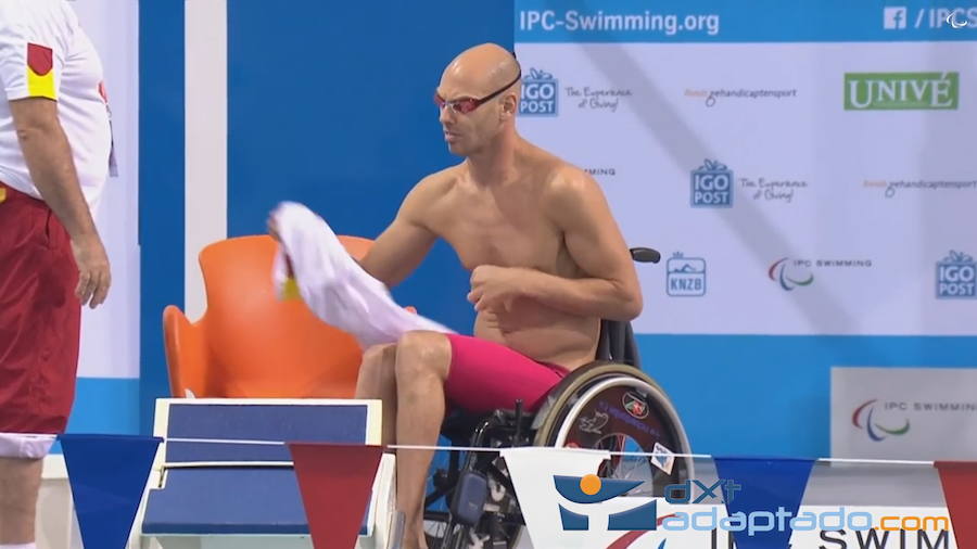 Richard Oribe, antes de lanzarse a la piscina en una prueba realizada en Eindhoven en 2014.
