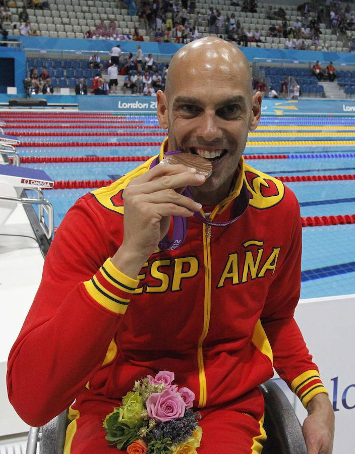 Richard Oribe posa con la medalla de bronce conseguida en la prueba de los 200 metros libres de natación celebrada en los Juegos Parlímpicos de Londres 2012. 