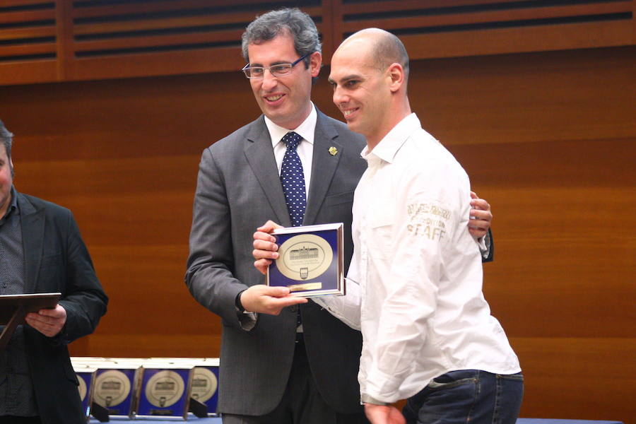 Richard Oribe recibe de manos del diputado general, Markel Olano, un premio en el Kursaal en una gala de homenaje a deportistas guipuzcoanos.