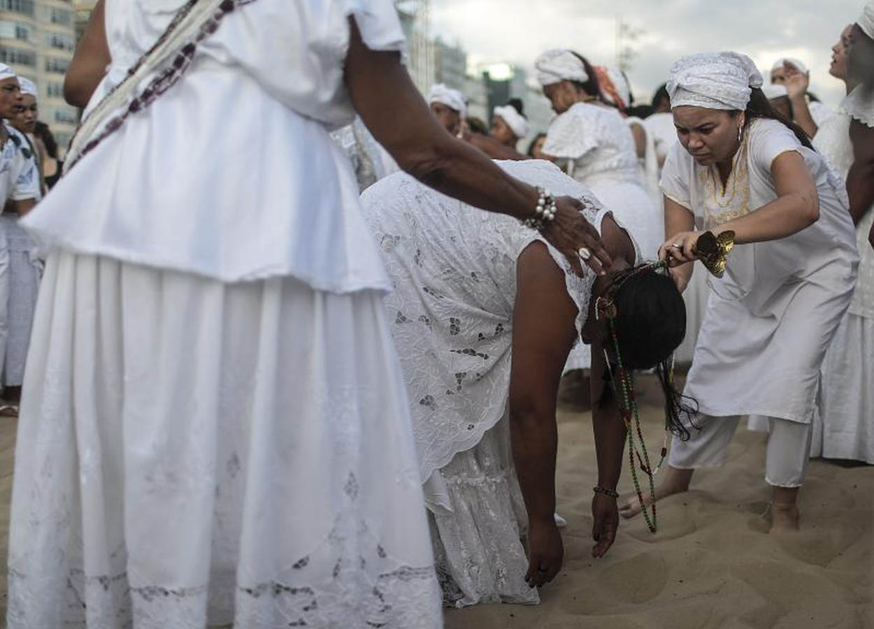Los fieles de Iemanjá cumplen su cita con la diosa del mar en Río