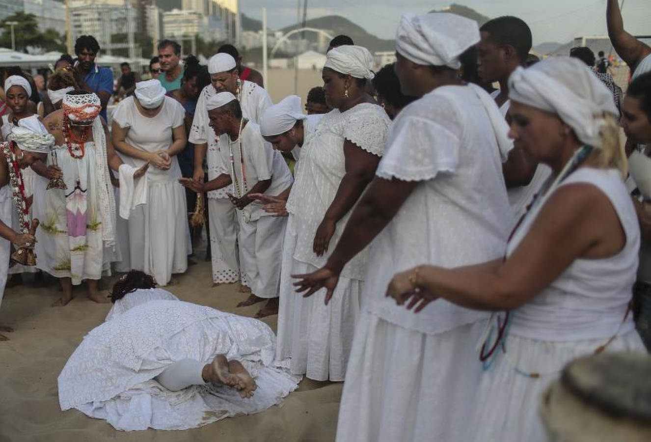 Los fieles de Iemanjá cumplen su cita con la diosa del mar en Río