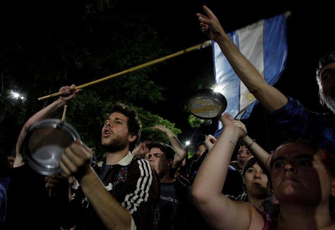 Más de un centenar de personas resultaron heridos durante las protestas en el exterior del Congreso