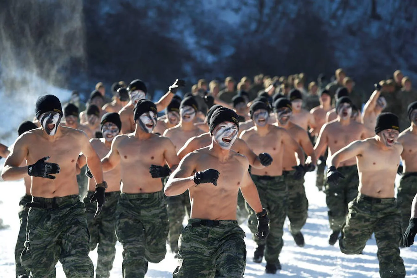 Los marines de Corea del Sur y de Estados Unidos realizan un duro entrenamiento militar de invierno en Corea del Sur. El entrenamiento, que pone a prueba el límite de los marines en situaciones extremas, comenzó el 4 de diciembre y finalizará el 22 del mismo mes.