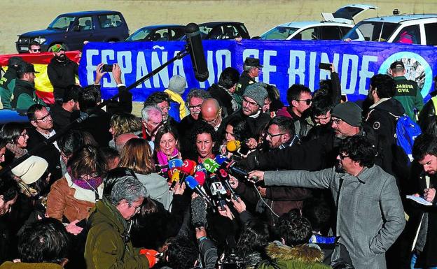 Marta Rovira, la número dos de ERC, atiende a los periodistas frente a la prisión de Estremera