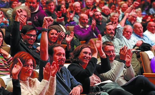 Xavier Domènech estuvo respaldado ayer por Pablo Iglesias y Ada Colau.