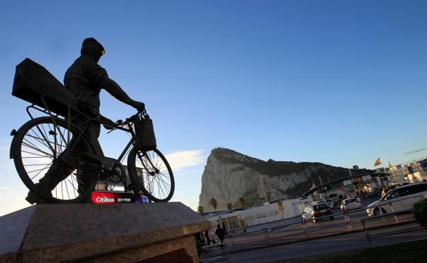 Monumento en homenaje a los españoles que trabajan en Gibraltar expuesto en la frontera de la Línea (Cádiz),