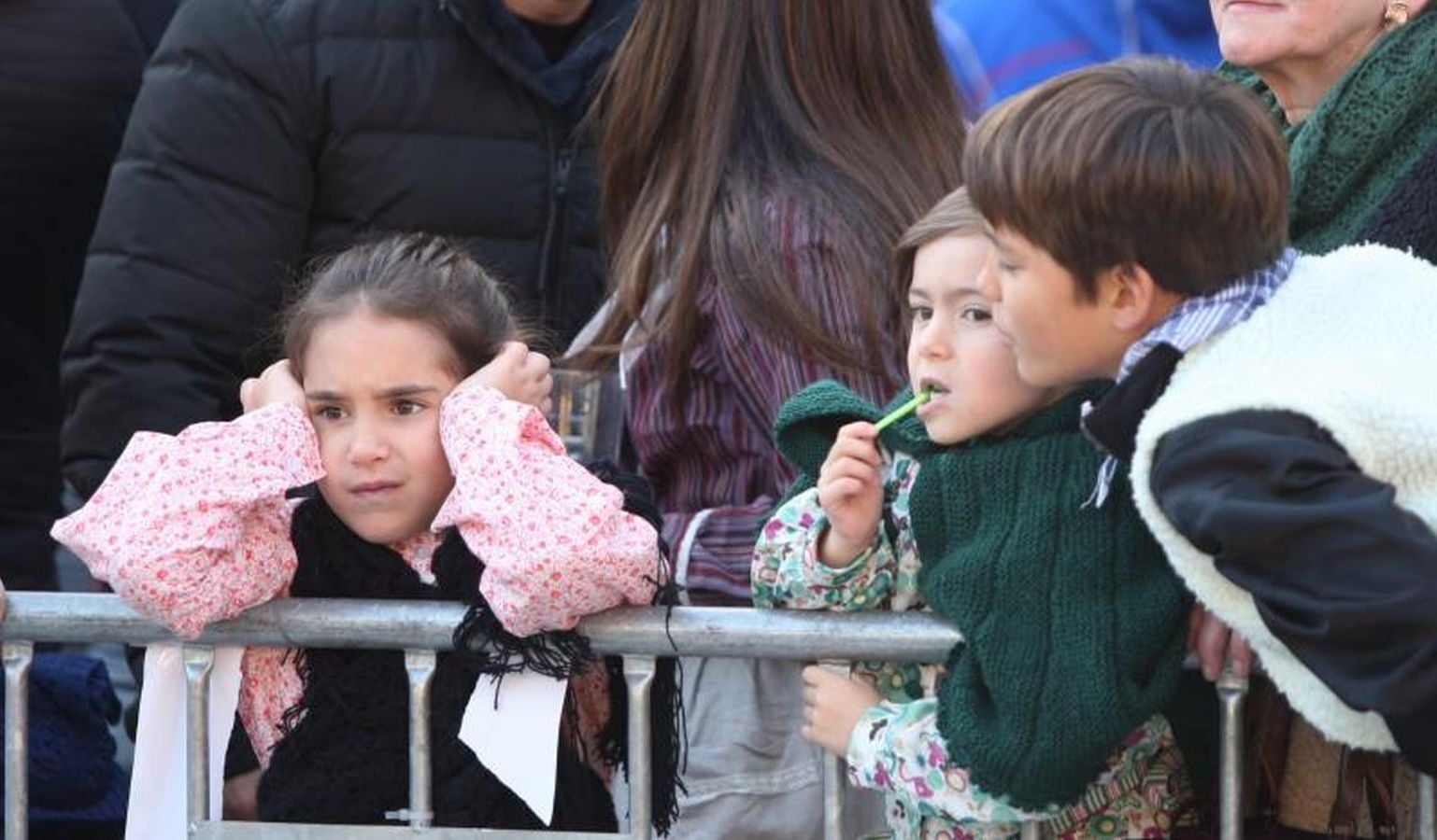 Mayores y niños disfrutan de los talos y la txistorra que se ofrecen en lo diferentes puestos de la localidad