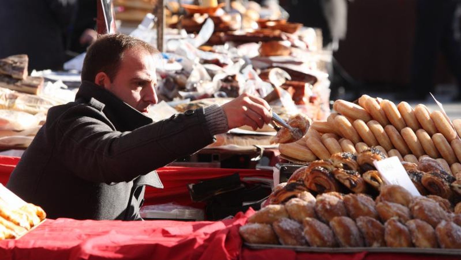 Mayores y niños disfrutan de los talos y la txistorra que se ofrecen en lo diferentes puestos de la localidad