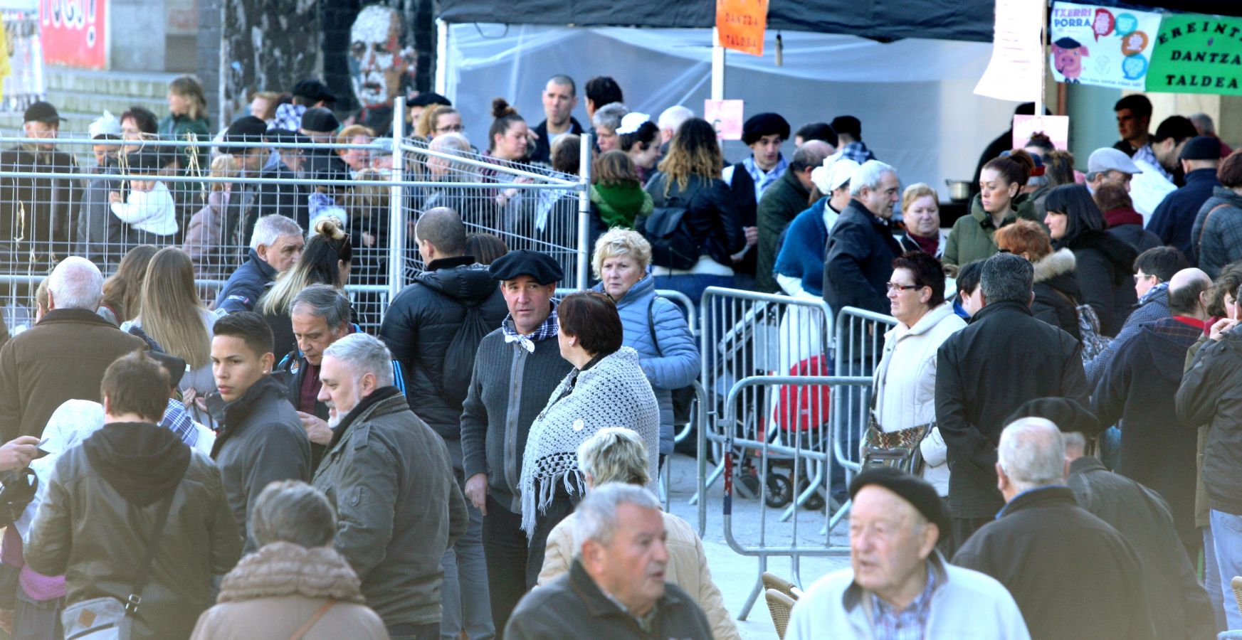 Mayores y niños disfrutan de los talos y la txistorra que se ofrecen en lo diferentes puestos de la localidad