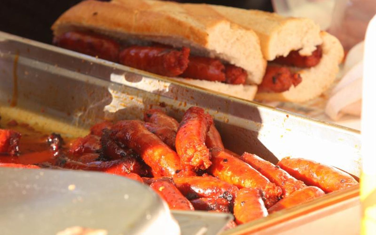 Mayores y niños disfrutan de los talos y la txistorra que se ofrecen en lo diferentes puestos de la localidad