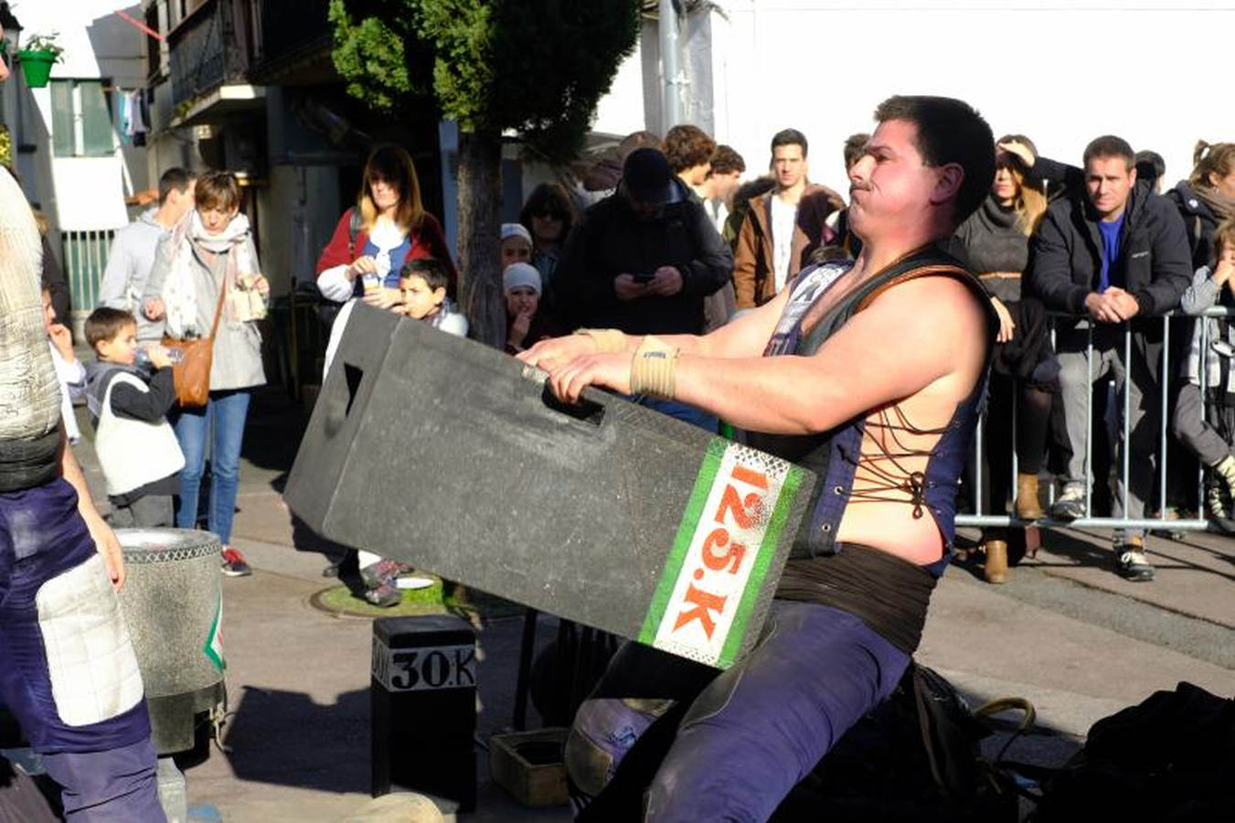 Talos, txistorra y sidra se han adueñado del Hondarribia en el Día de Santo Tomás