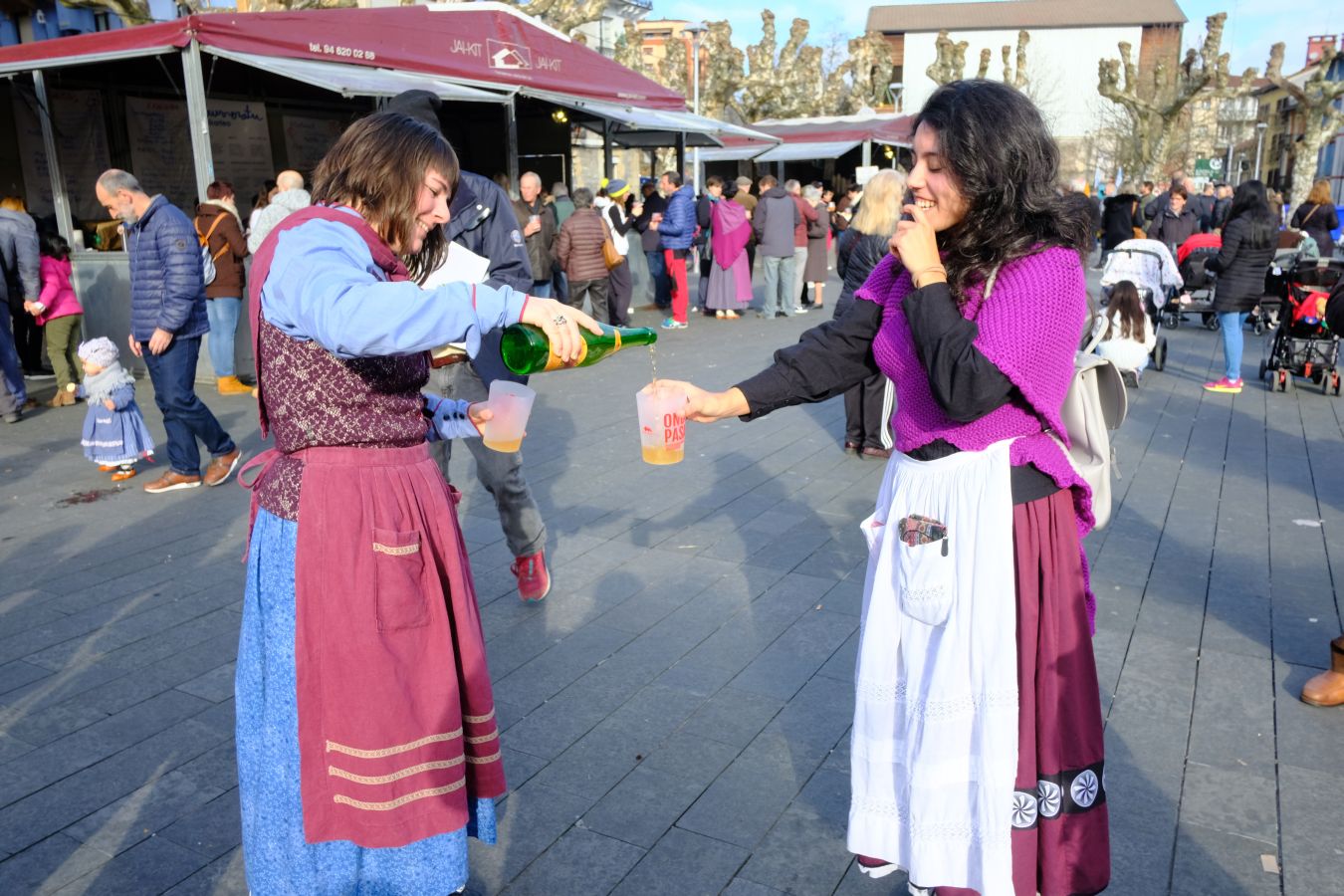 Talos, txistorra y sidra se han adueñado del centro de Irun en el Día de Santo Tomás