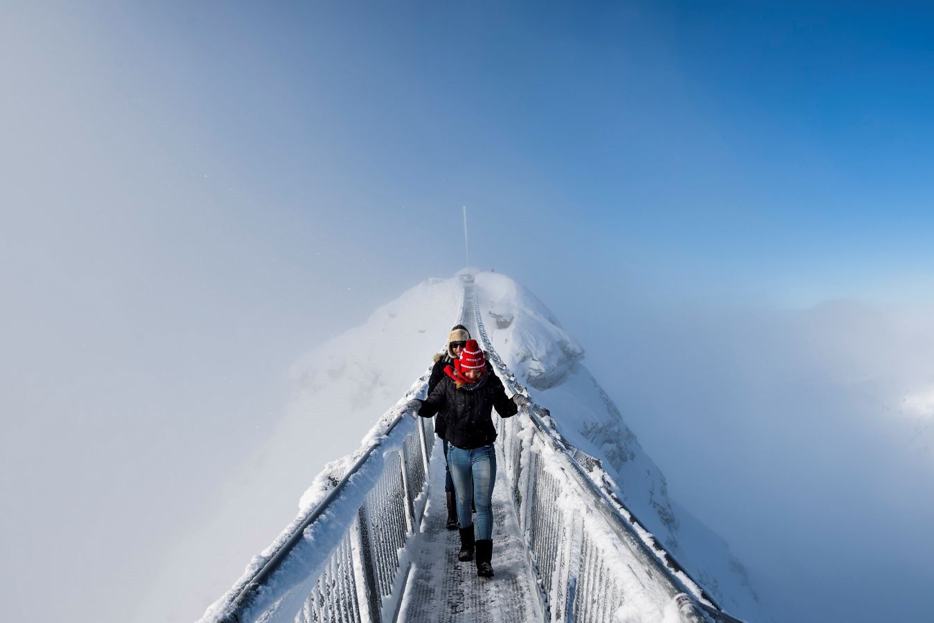 Peak Walk es un puente colgante peatonal que une dos montañas en el macizo de Diablerets en los Alpes suizos. Es el primer puente del mundo de este tipo y en pleno invierno presenta una estampa solo apta para valientes, o al menos, para quienes no sufran de vértigo