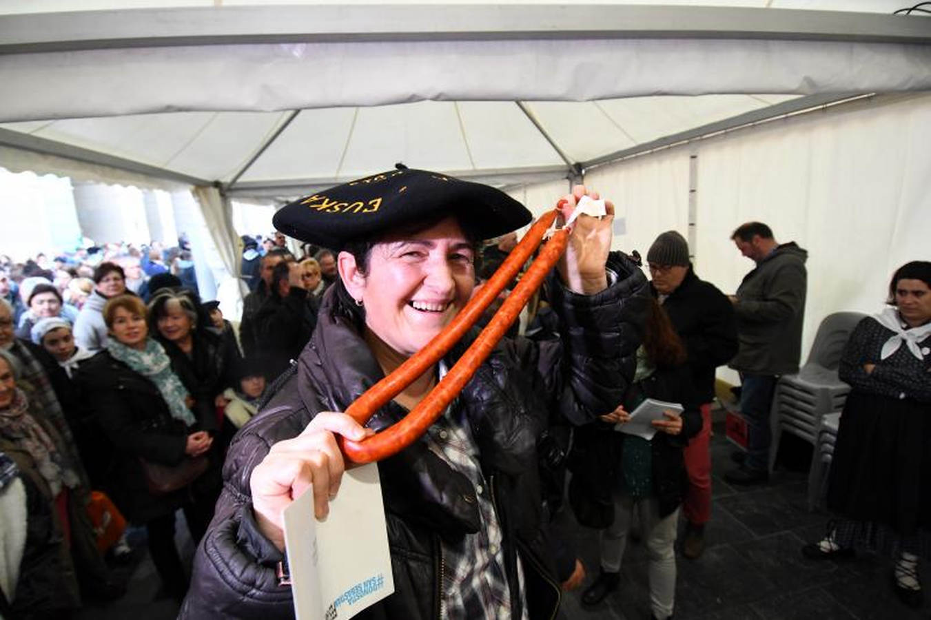 Los ciudadanos han convertido en una pasarela las calles de San Sebastián y algunos se han llevado hasta un premio. También se han conocido los ganadores de los de frutas, verduras, el de productores de txistorra y el del puesto mejor ambientado.