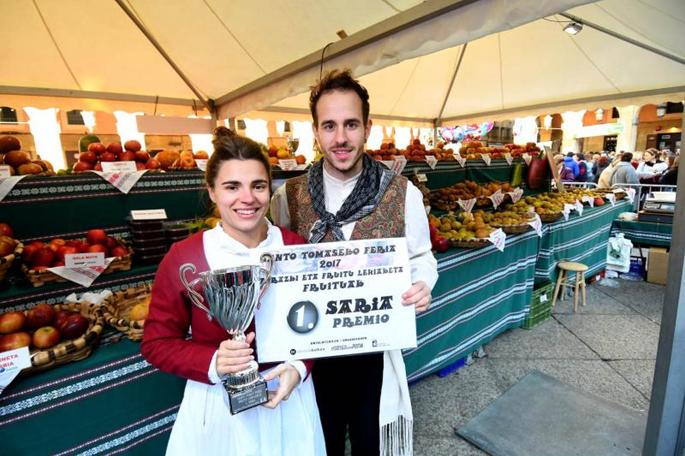 Los ciudadanos han convertido en una pasarela las calles de San Sebastián y algunos se han llevado hasta un premio. También se han conocido los ganadores de los de frutas, verduras, el de productores de txistorra y el del puesto mejor ambientado.