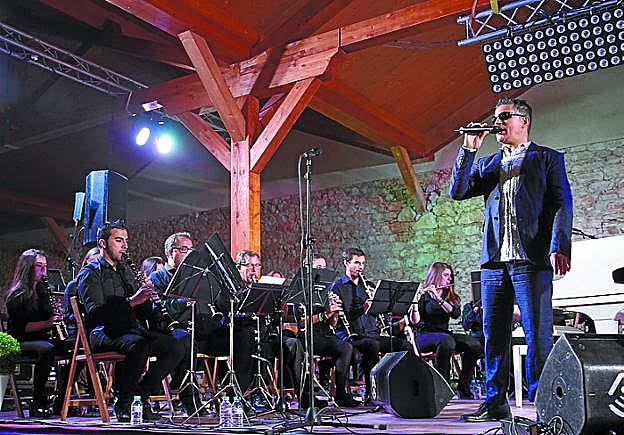 Serafín Zubiri, en uno de los conciertos 'Recordando a Nino Bravo'.