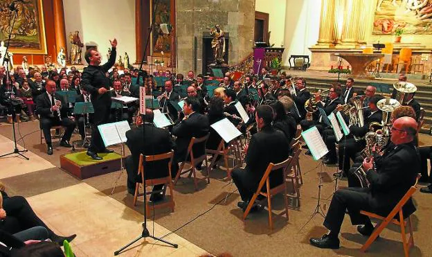 Dirección. José R. Pascual-Vilaplana, durante el concierto de la Banda de Música en la parroquia de San Bartolomé.