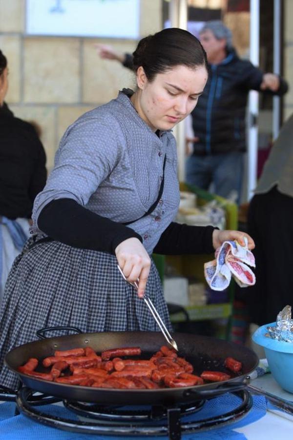 Mayores y niños disfrutan de los talos y la txistorra que se ofrecen en lo diferentes puestos de la localidad