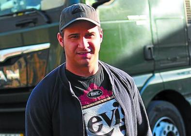 Imagen secundaria 1 - Iñaki Domintxin, de amarillo, desmonta el remolque de su camión en Aritzeta. Encima, Ricardo Pereira posa delante de su traíler en la gasolinera de Mercabugati de Lasarte, al igual que José María Villafranca, junto a su transporte rojo. 