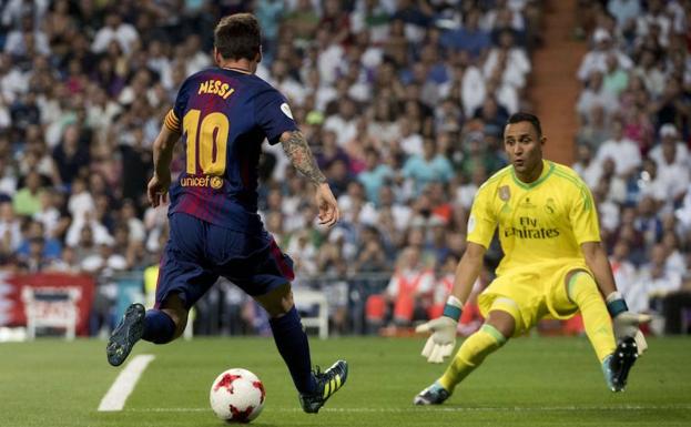 Messi, en una acción ante Keylor Navas correspondiente a la vuelta de la Supercopa. 