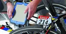 Un comisario busca dispositivos prohibidos en las bicis de los corredores en el Tour de Francia. :: 