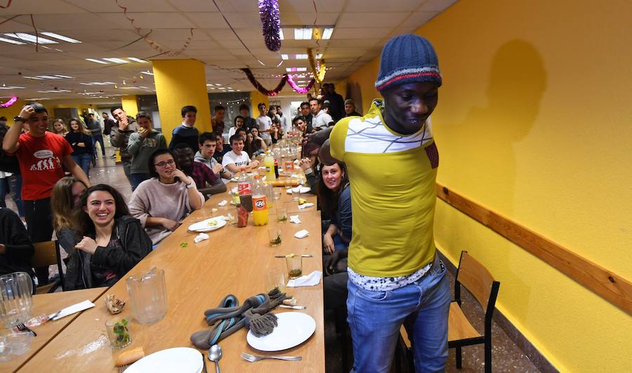 Un grupo de alumnos del colegio Jesuitak compartió mesa con personas sin hogar.