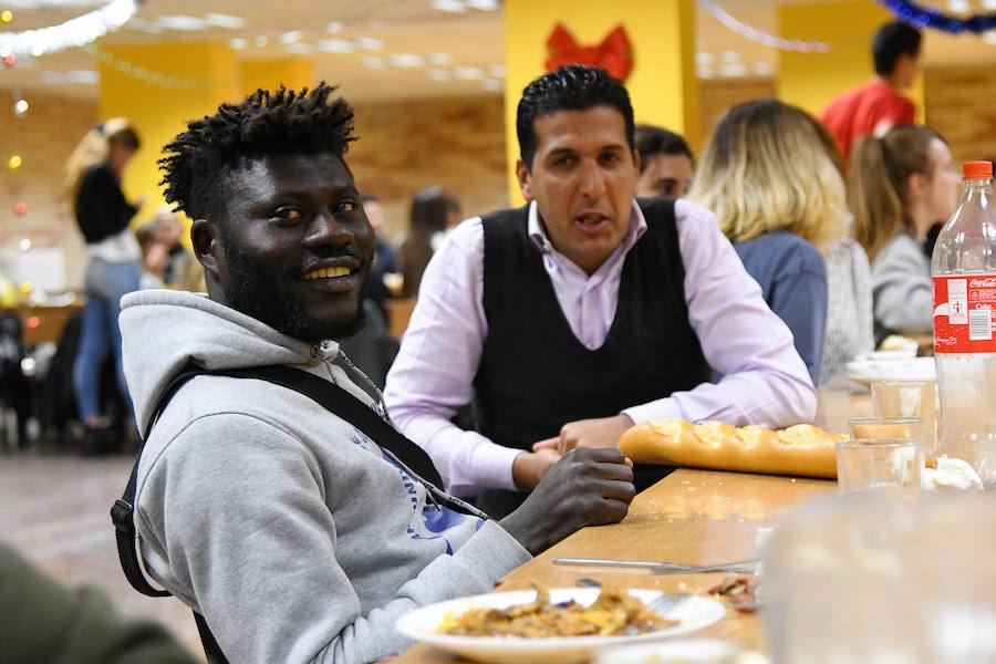 Un grupo de alumnos del colegio Jesuitak compartió mesa con personas sin hogar.
