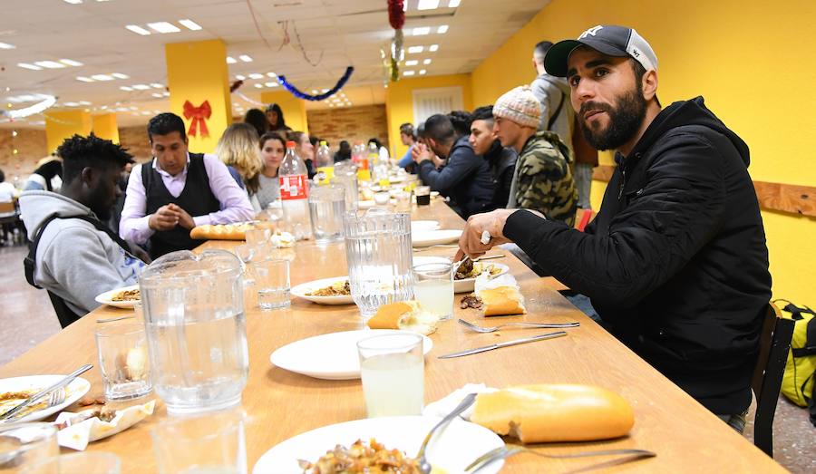 Un grupo de alumnos del colegio Jesuitak compartió mesa con personas sin hogar.