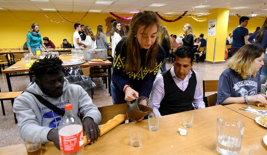 Un grupo de alumnos del colegio Jesuitak compartió mesa con personas sin hogar.
