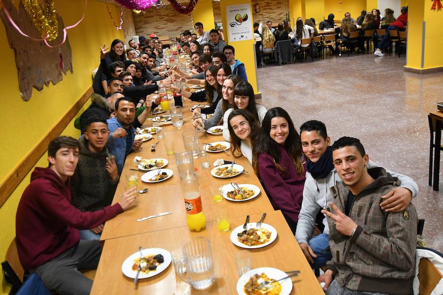 Un grupo de alumnos del colegio Jesuitak compartió mesa con personas sin hogar.