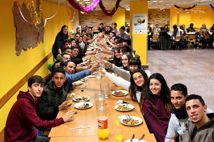 Un grupo de alumnos del colegio Jesuitak compartió mesa con personas sin hogar.