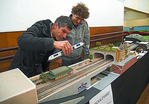 Al detalle. Patxi Fernández de Barrena y José Félix Colado, junto a una de las maquetas de la exposición del Amaia. 