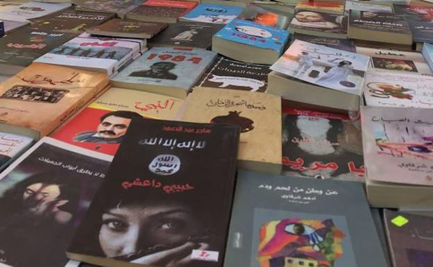 Puesto de venta de libros en la calle Al Mutanabi. En primer término, la novela ‘Mi novio es el Daesh’