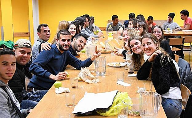 Los jóvenes en la cena.
