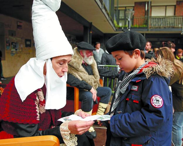 Mari Domingi y Olentzero recogerán mañana, como todos los años, las cartas de los niños.
