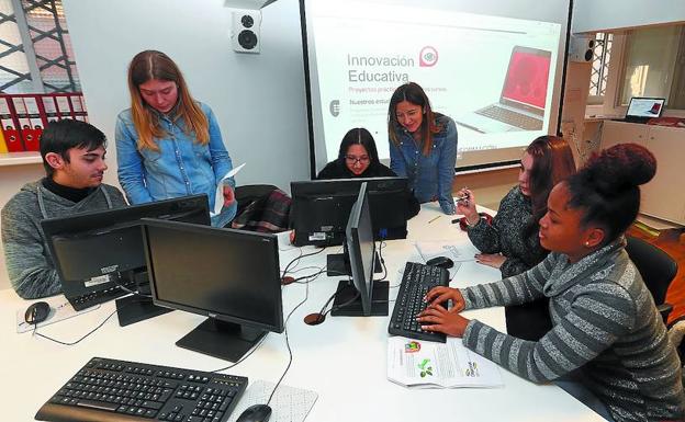 Los alumnos de Elizaran Ikastetxea, trabajando en equipo en su proyecto. 