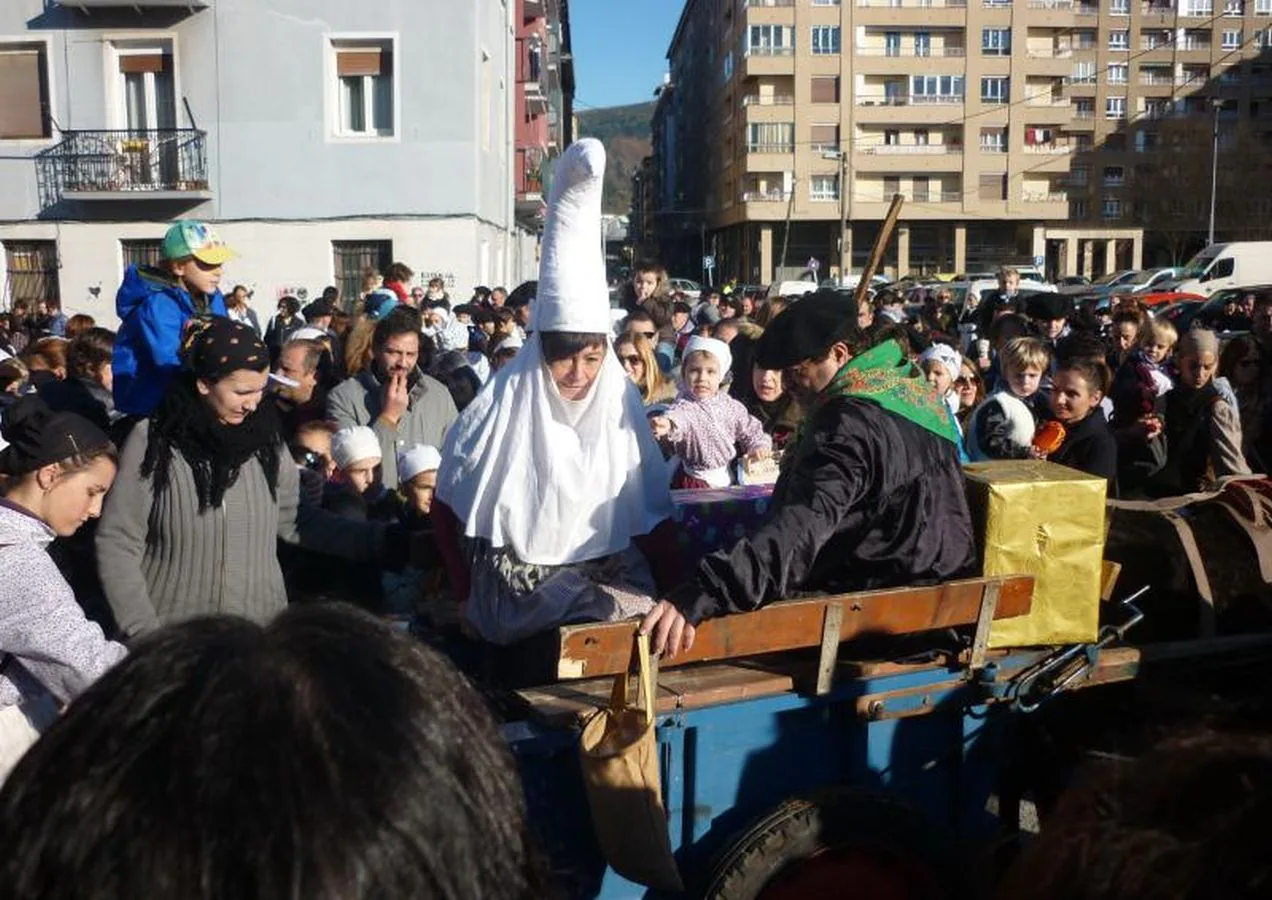 Olentzero y Mari Domingi llegan a Pasaia