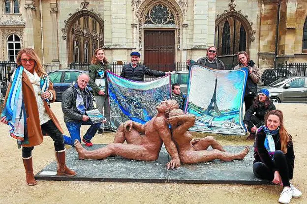 Eduardo Chillida Belzunce, con visera, con familiares y amigos junto a una de sus obras expuestas junto al Louvre. 